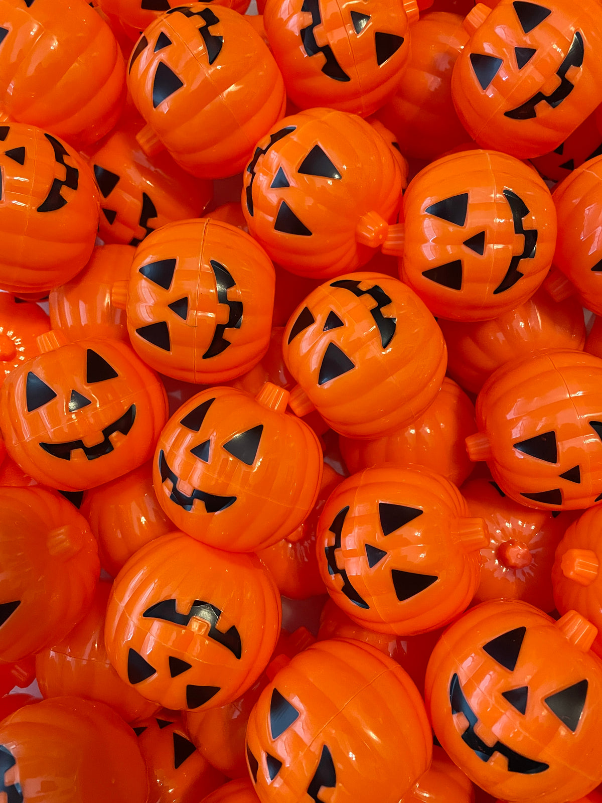 Pickin’ Pumpkins 🎃 Thursday @ 6pm → with an Ultimate Purse Pick!